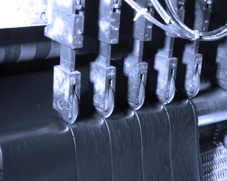 Automated cutting of rubber compound strips | 橡胶混炼胶条自动切割