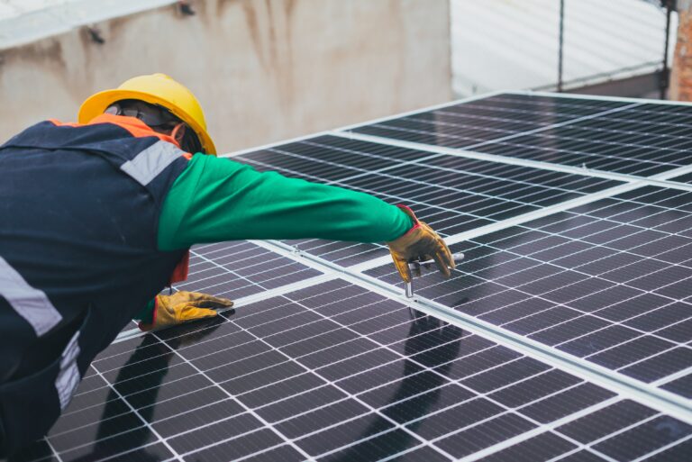 Solar energy supporting lower-carbon production | 支持低碳生产的太阳能系统